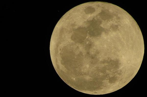 Penampakan Fenomena Supermoon Terakhir Tahun Ini