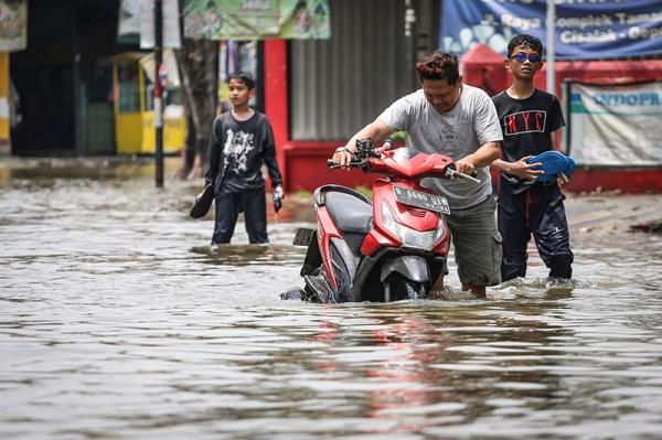 Hujan Deras Sejumlah Wilayah Depok Banjir Akibat Sampah Dan Debit Air