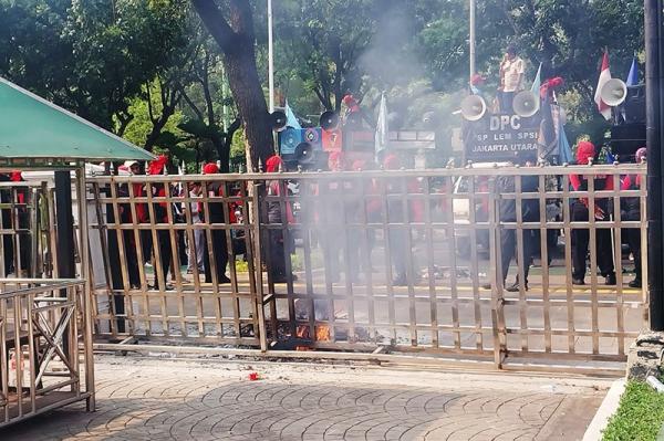 Situasi Memanas Jelang Pengumuman Ump Massa Rusak Pagar Balai