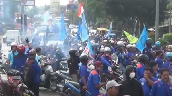 Tuntut Kenaikan Upah Ribuan Buruh Blokade Akses Gerbang Tol Sadang