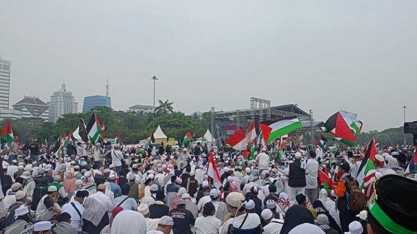 Doa Bersama Aksi Bela Palestina Ribuan Umat Muslim Padati Monas