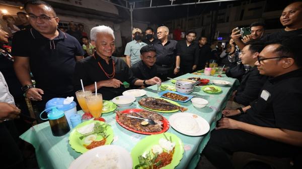 Momen Ganjar Pranowo Nikmati Seafood Di Pasar Malam Kuliner Kampung