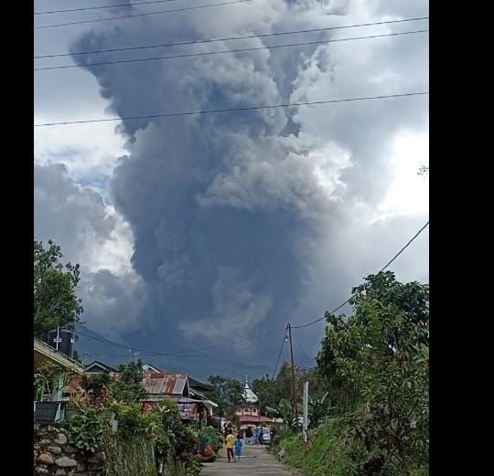 Gunung Marapi Di Sumbar Erupsi Semburkan Abu Setinggi Km