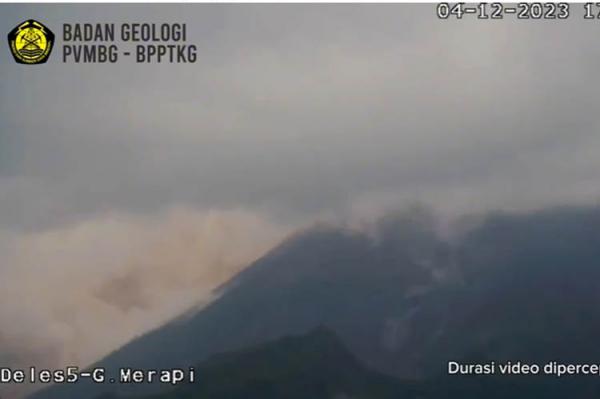 Gunung Merapi Muntahkan 4 Kali Awan Panas Guguran Jarak Luncur Capai 3 Km