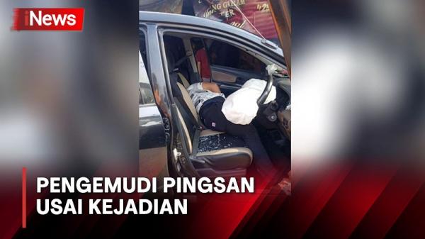 Sopir Diduga Mengantuk Minibus Serempet Mobil Dan Tabrak Warung Di Bogor