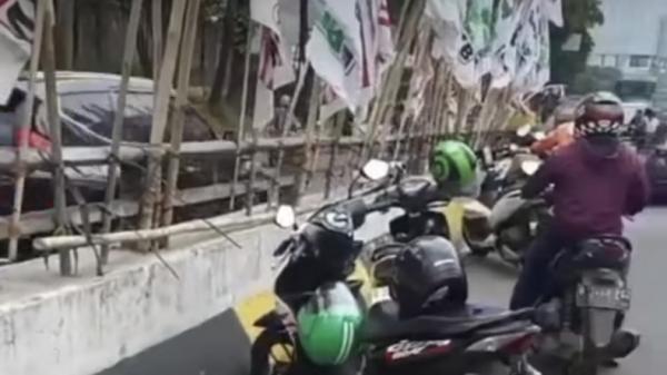 Gegara Bendera Partai Di Pinggir Jalan Pasutri Kecelakaan Di Mampang