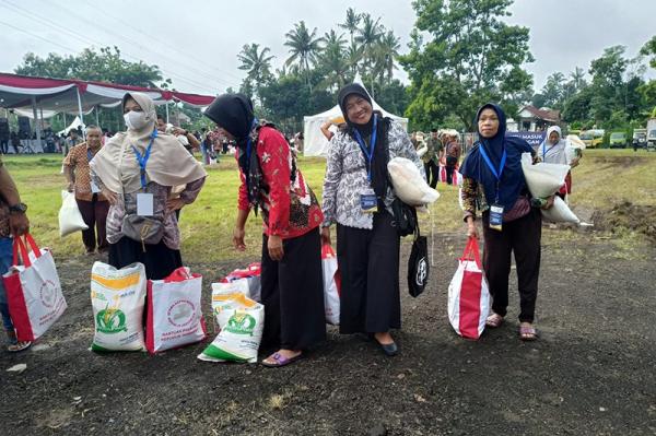 Pemerintah Resmi Hentikan Sementara Bansos Beras 10 Kg Mulai Hari Ini