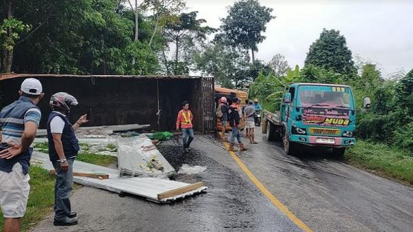 Kecelakaan Di Kolaka Utara Truk Fuso Terguling Gegara Tak Kuat Menanjak