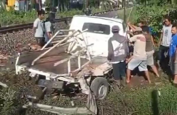 Ngeri CCTV Rekam Detik Detik Kereta Api Malabar Tabrak Pikap Di