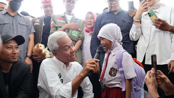 Momen Tak Terlupakan Siswi SD Almira Dan Ibunya Foto Bareng Ganjar Dan