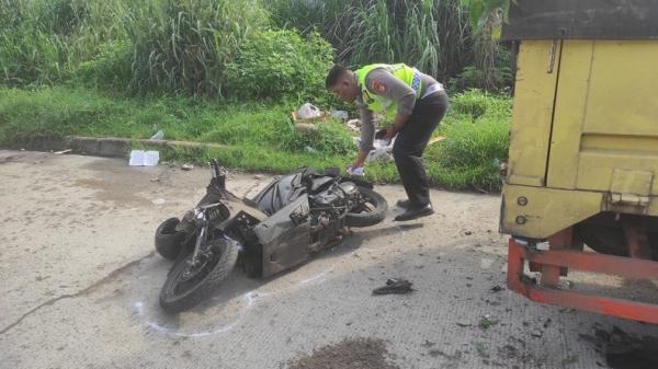 Tabrak Truk Parkir Pemotor Terkapar Bersimbah Darah Di Serpong