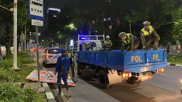 Masa Tenang Petugas Gabungan Turunkan Alat Peraga Kampanye Di Jakarta