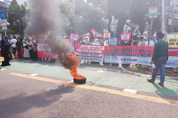 Unjuk Rasa Tolak Pemilu Curang Di KPU Memanas Massa Membakar Ban