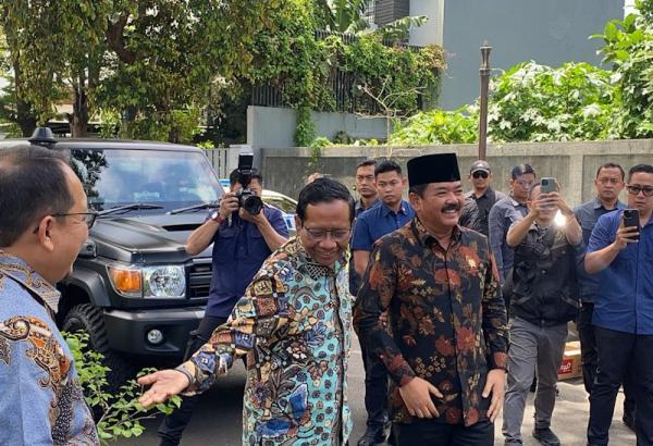 Hadi Tjahjanto Disambut Pelukan Hangat Mahfud MD