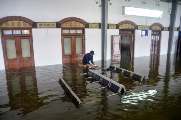 Suasana Stasiun Semarang Tawang Terendam Banjir