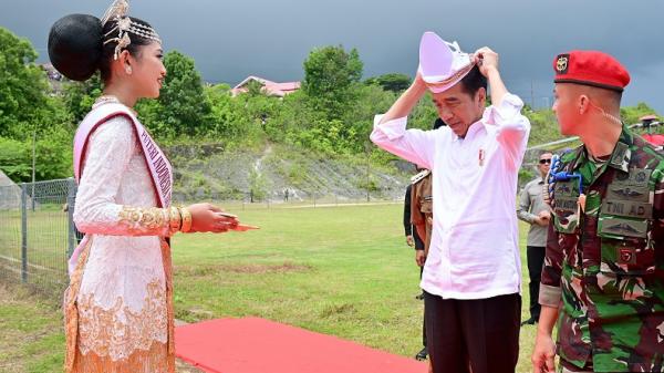 Presiden Jokowi Tiba Di Banggai Kepulauan Disambut Ketua Adat Dan