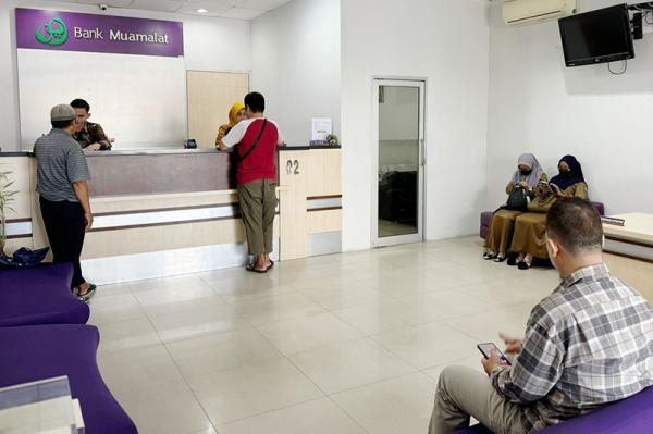 Suasana Pelayanan Perbankan Hari Pertama Pasca Libur Idulfitri 1445 H