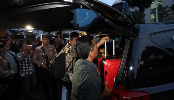 Penyidik Kpk Bawa Koper Dan Ransel Usai Geledah Gedung Setjen Dpr