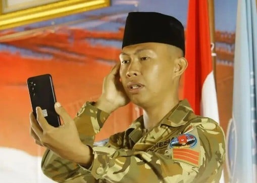 Momen Haru Prajurit TNI Azankan Putrinya Yang Baru Lahir Lewat Video