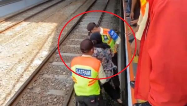 Viral Penumpang Krl Terperosok Ke Celah Peron Stasiun Sudirman Begini