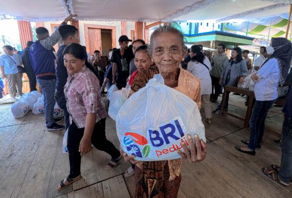 Hari Raya Waisak Bri Peduli Bagikan Sembako Dan Bantuan Sarana Pra