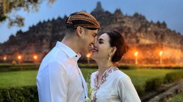 Momen Romantis Rendy Kjaernett Dan Lady Nayoan Foto Depan Borobudur