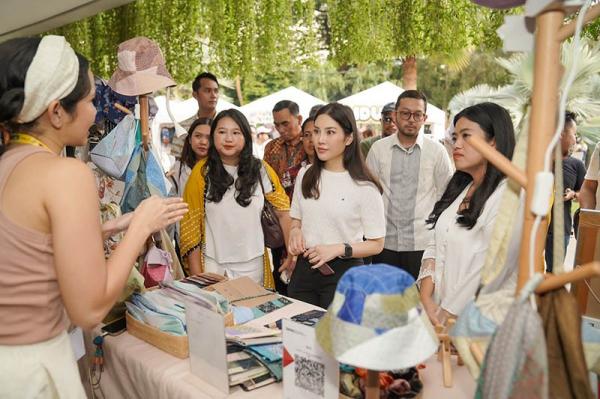 Momen Wamenparekraf Angela Tanoesoedibjo Piknik Di Lapangan Banteng