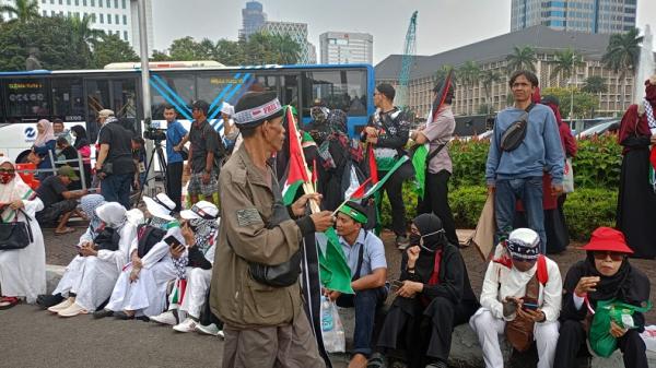 Massa Aksi Bela Palestina Padati Patung Kuda Polisi Alihkan Lalin