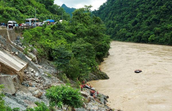 Bus Masuk Sungai Usai Dihantam Longsor Di Nepal Orang Masih Hilang