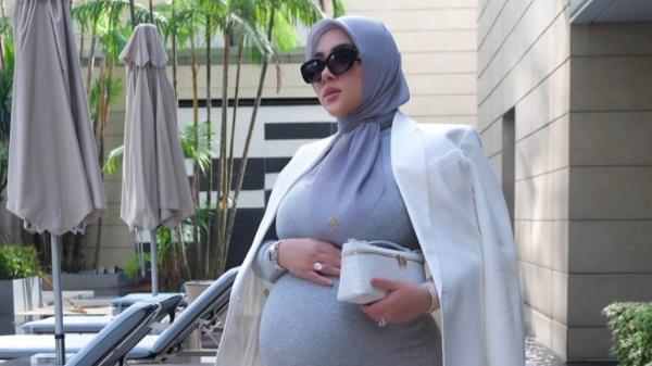 Potret Syahrini Pamer Baby Bump Bareng Suami Banjir Doa Sehat Mommy