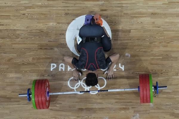 Lifter Indonesia Rizky Juniansyah Bersujud Usai Rebut Medali Emas