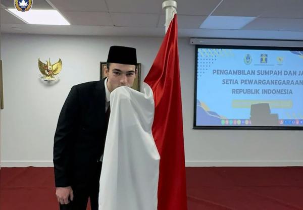 Potret Ole Romeny Resmi Jadi WNI Cium Merah Putih Di London