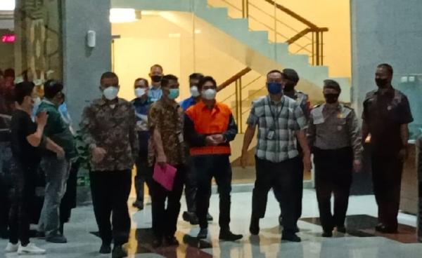 Pakai Rompi Oranye Dan Diborgol Mardani Maming Langsung Ditahan Kpk