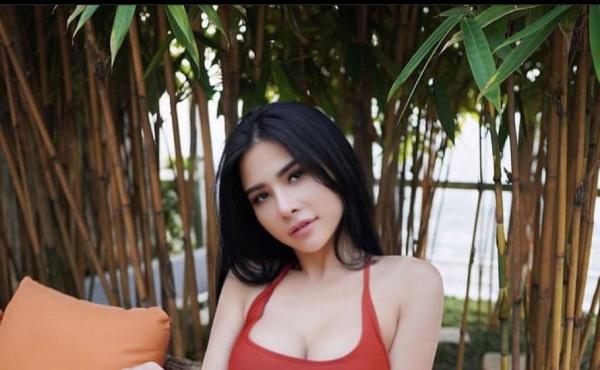 Maria Vania Unggah Foto Seksi Pakai Bikini Bikin Netizen Cenat Cenut