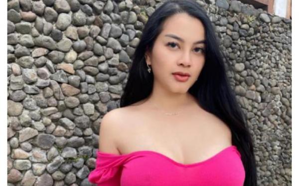 Potret Seksi Gita Youbi Dari Pakai Lingerie Hingga Mandi Bunga