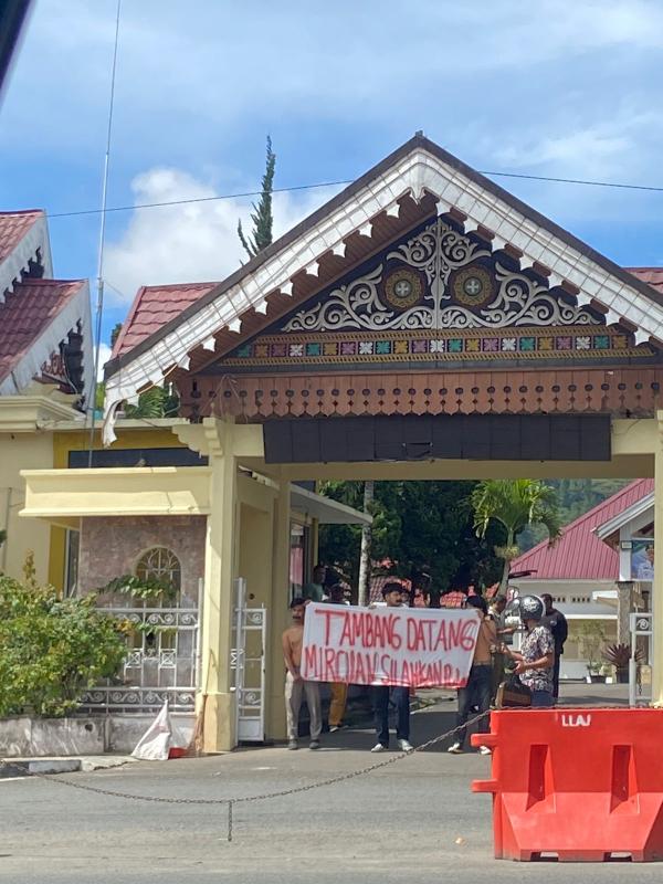 Tolak Tambang Emas Tiga Mahasiswa Aceh Tengah Telanjang Dada Di Depan