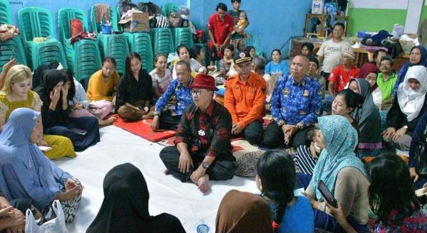 Sambil Bawa Dapur Umum Bupati Cianjur Herman Suherman Sambangi Warga