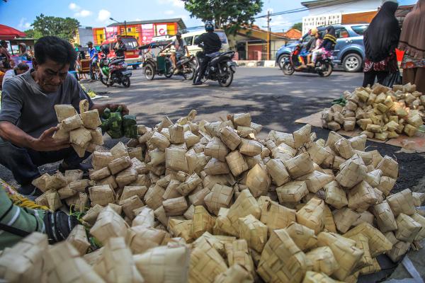 Potret Pembuat Dan Pedagang Cangkang Ketupat Jelang Idul Adha 1444 H