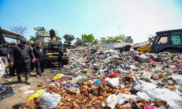 Pemkot Bandung Siapkan Dua Lahan Sementara Tangani 12 000 Ton Sampah