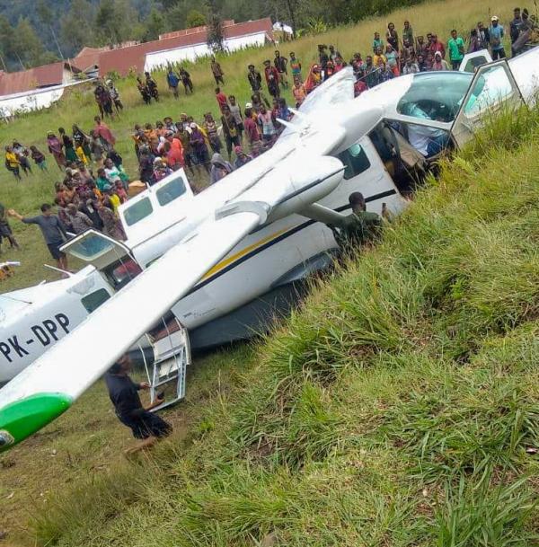 Pesawat Dabi Air Tergelincir Dan Tabrak Tebing Di Bandara Pogapa Intan Jaya