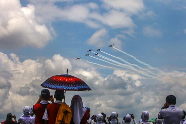 Potret Atraksi Jupiter Aerobatic Team Di Palembang