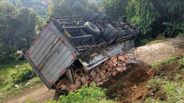 Truk Tronton Bermuatan Teh Pucuk Terjun Dan Terbalik Ke Jurang Di Jalan