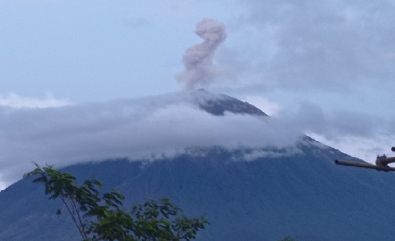 Gunung Semeru Kali Erupsi Pagi Ini Kolom Abu Tertinggi Meter