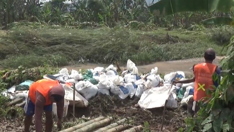 Usai Banjir Pembuatan Tanggul Darurat Di Perumahan Dinar Indah