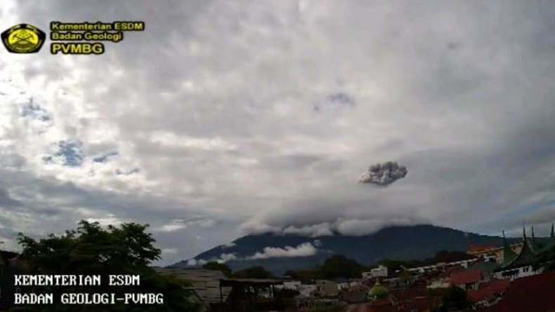 Gunung Marapi Erupsi Muntahkan Kolom Abu Setinggi 1 000 Meter Dari