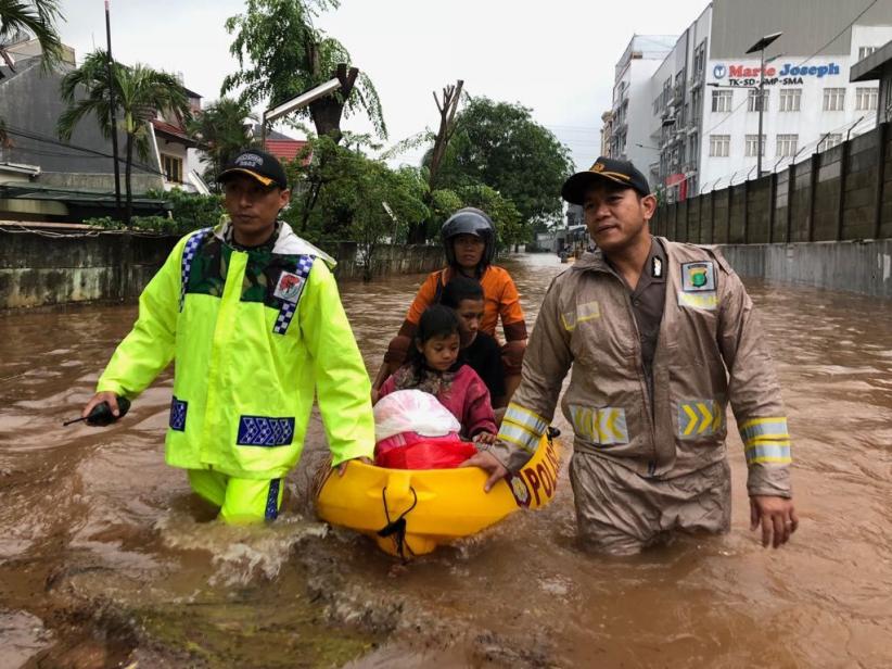 Polsek Kelapa Gading Bantu Warga Lewati Banjir