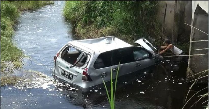 Asyik Main HP Mobil Avanza Terjun Bebas Ke Sungai