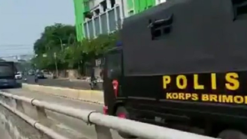 Viral Truk Brimob Lawan Arah Di Busway Polda Metro Ada Emergency