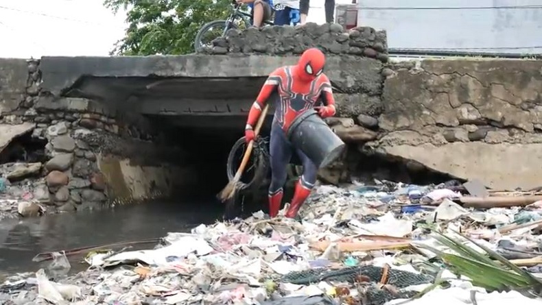 Aksi Spiderman Asal Parepare Masuk Drainase Dan Kolong Sungai Untuk