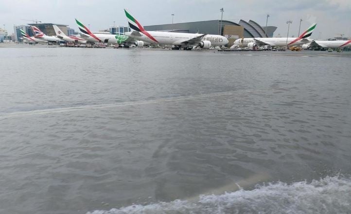 Banjir Terjang Bandara Dubai Sejumlah Penerbangan Ditunda Para